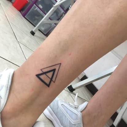 Tatuaje estilo Fine Line por Chez Bippy Tattoo