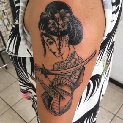 Tatuaje estilo Blackwork por Chez Bippy Tattoo