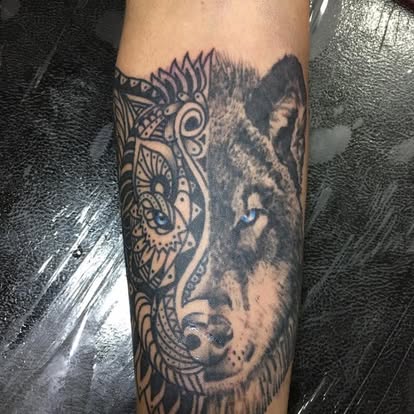 Tatuaje estilo Blackwork por Chez Bippy Tattoo