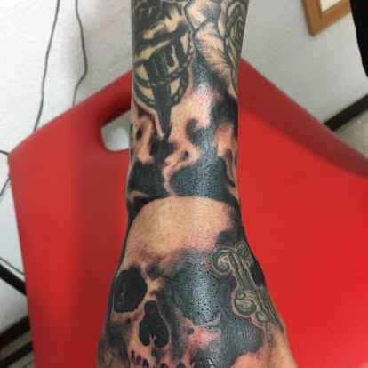 Tatuaje estilo Blackwork por Chez Bippy Tattoo