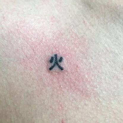 Tatuaje estilo Fine Line por Chez Bippy Tattoo